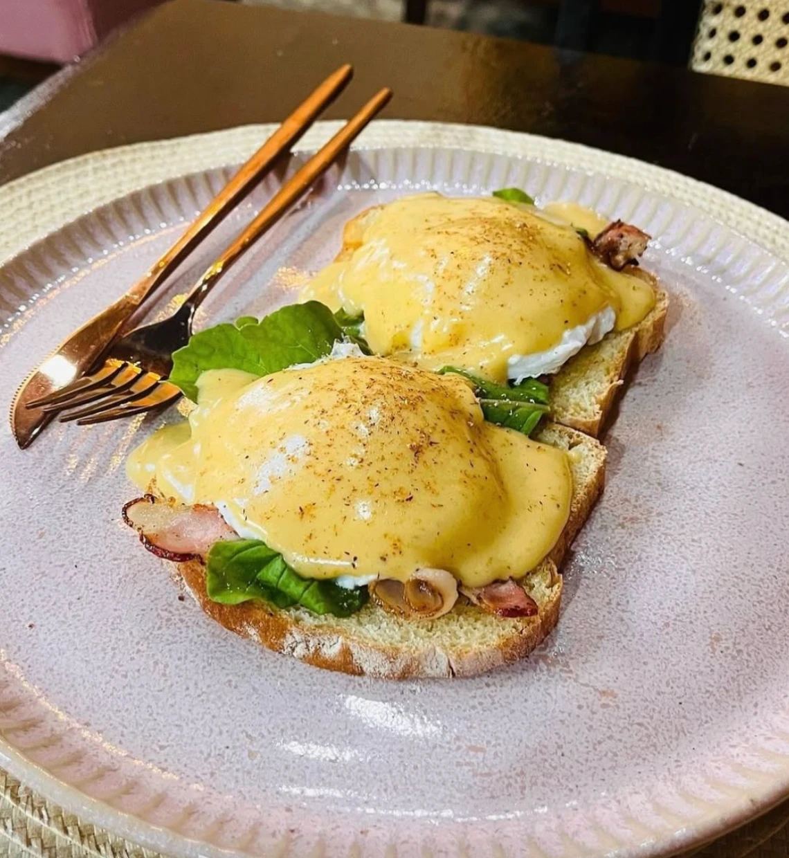 Torrada com ovos poché, bacon e molho hollandaise