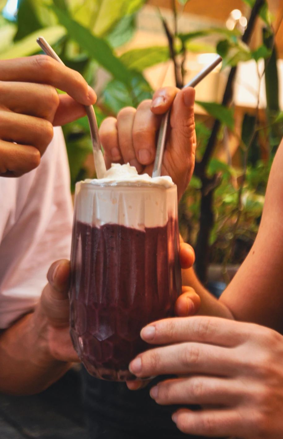 Bebida batida de frutas vermelhas com chantilly e canudos de inox